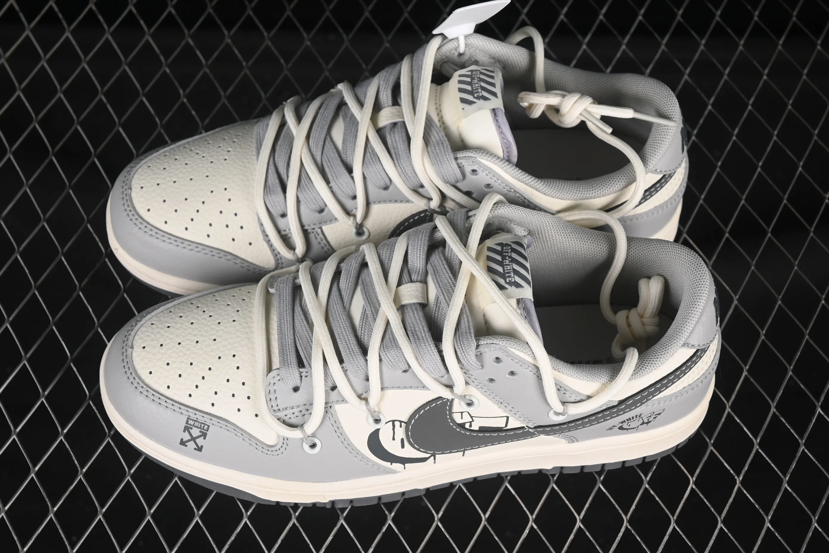 All categories Nk SB Dunk Series Nk SB Dunk Low High-end customized low-top sneakers Nike SB Dunk Low Off-White series Strap with love gray hook Anniversary high-end customized low-top casual sneakers DM6868-078